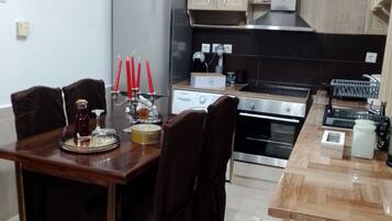 Fridge, oven, stovetop, coffee/tea maker