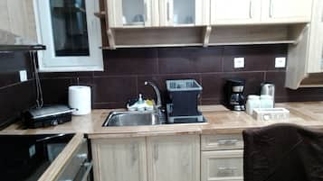 Fridge, oven, stovetop, coffee/tea maker