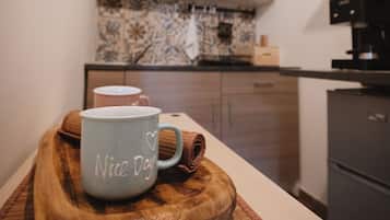 Executive Studio Suite | Private kitchen | Coffee/tea maker, electric kettle