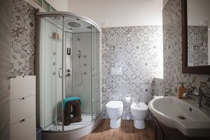 Deluxe studio suite | Badkamer | Een douche, een hydromassagedouche, een haardroger, badjassen