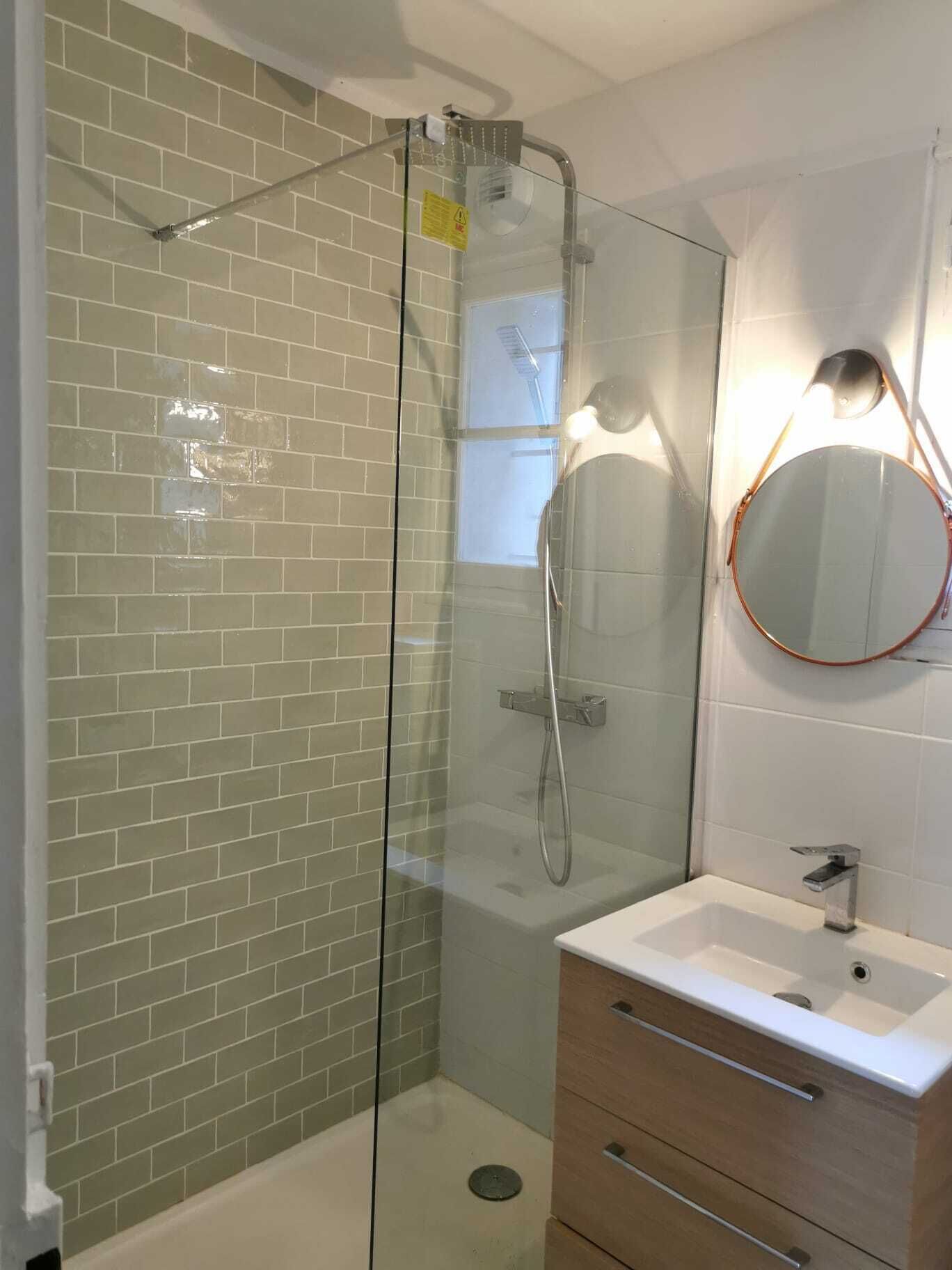 Secadora de cabello, toallas, jabón, papel de baño 