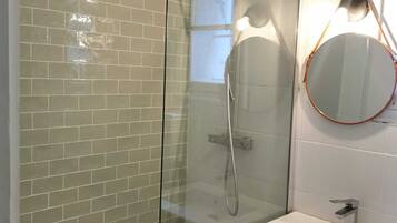 Secadora de cabello, toallas, jabón, papel de baño