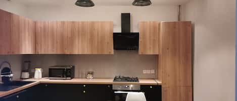 Frigorifero, microonde, forno, piano cottura