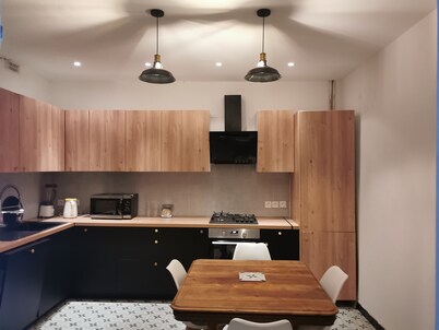 Splendid 1930s villa near the ramparts and downtown