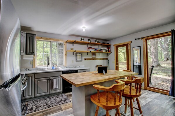 Refrigerador, microondas, horno y parrilla de estufa