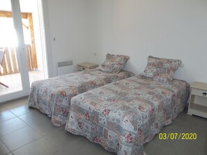2 bedrooms, travel crib, free WiFi