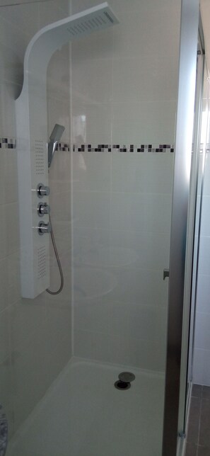Shower, hair dryer - Petite maison du Midi (SAINT LAURENT DE LA SALANQUE)