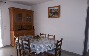Dining - Petite maison du Midi (SAINT LAURENT DE LA SALANQUE)