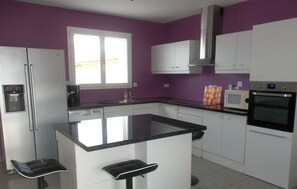 Jääkaappi, mikroaaltouuni, uuni, astianpesukone