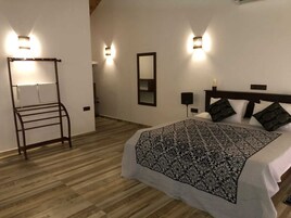 Tabla de planchar con plancha y ropa de cama