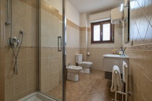 Dusche, Haartrockner, Bidet, Handtücher