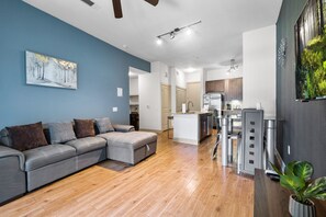 Living area - 5 minutes to the NRG Stadium! Family-sized apartment with pool & Patio (Houston)