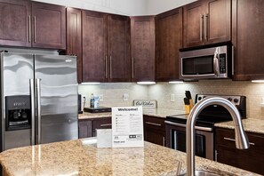 Private kitchen - 5 minutes to the NRG Stadium! Family-sized apartment with pool & Patio (Houston)