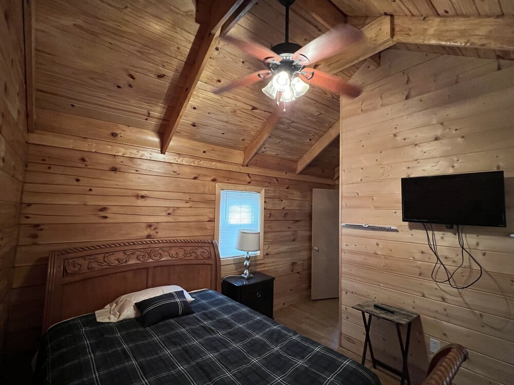Secluded Private Cabins, on Two Twenty Acre Lakes St. Francois County