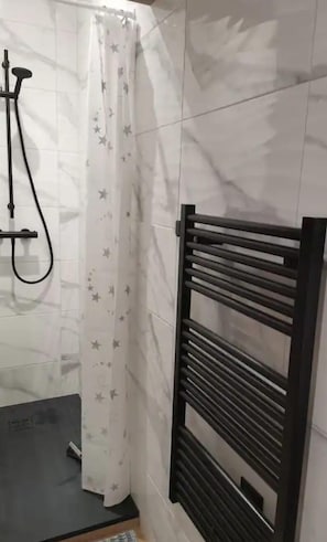 Douche, serviettes fournies, savon, shampoing
