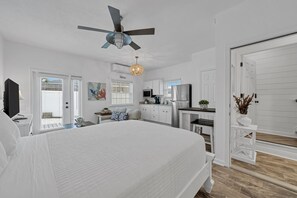 Een strijkplank/strijkijzer, gratis wifi, beddengoed