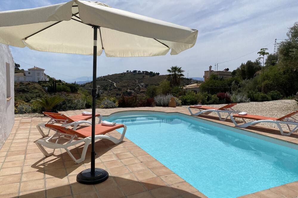 Lovely old Spanish Farmhouse with private pool & beautiful views to the coast