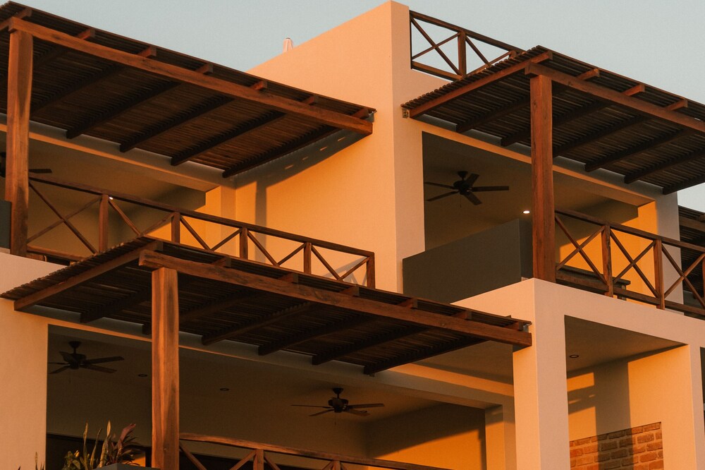 ROOM 1- Spacious Ocean Front Condo. Perfect for a romantic getaway 6 PPL