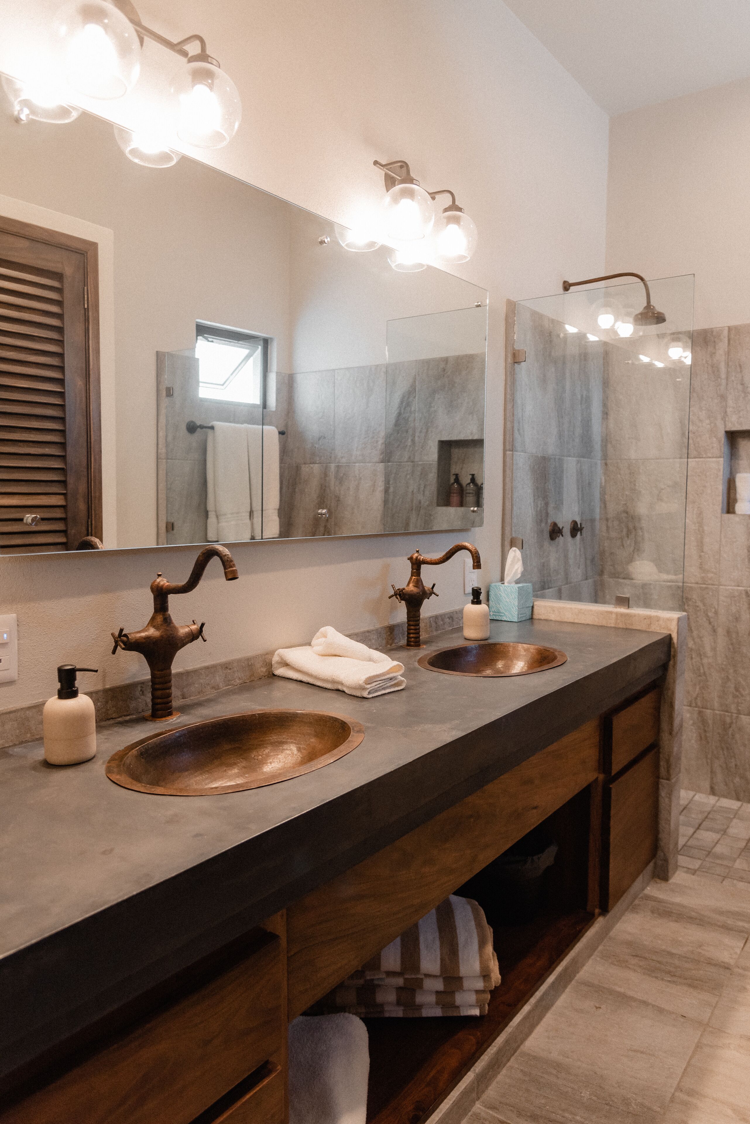 ROOM 1- Spacious Ocean Front Condo. Perfect for a romantic getaway 6 PPL