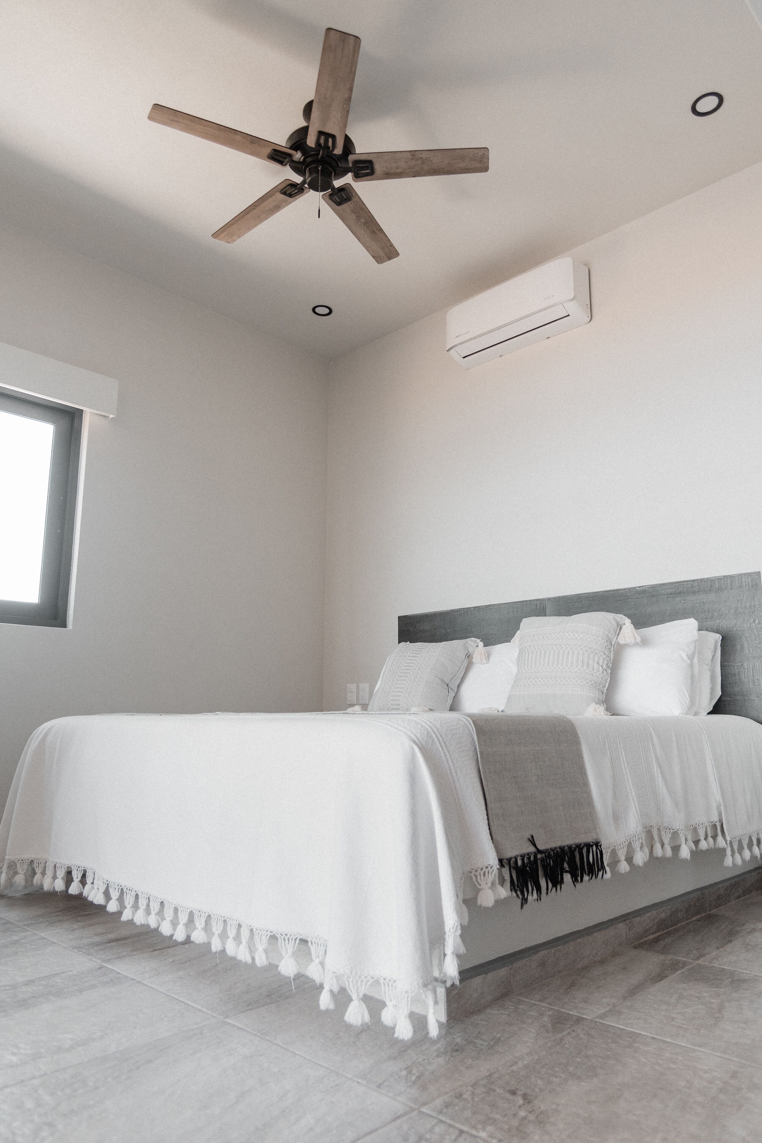 ROOM 1- Spacious Ocean Front Condo. Perfect for a romantic getaway 6 PPL