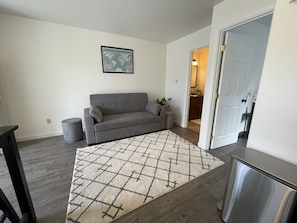 Living area - Private One-Bedroom Bungalow in Town, Pet Friendly (Eureka)