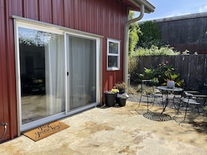 Outdoor dining - Private One-Bedroom Bungalow in Town, Pet Friendly (Eureka)