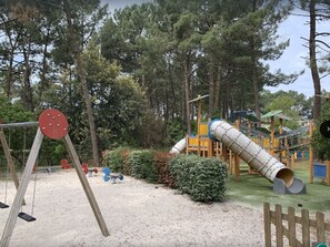Children's area - Quiet apartment in a pine forest, close to golf courses and cycle path (Lacanau)