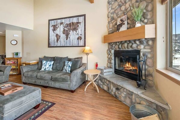 TV, caminetto, studio