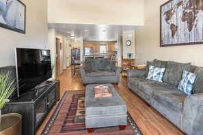 TV, caminetto, studio