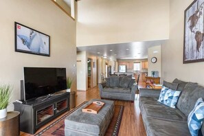 TV, caminetto, studio