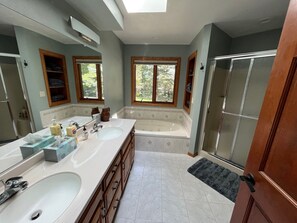 Shower, jetted tub, towels, toilet paper