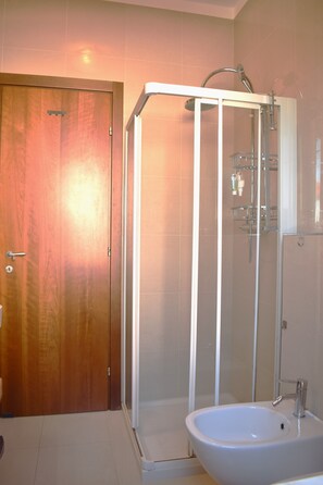 Douche, sèche-cheveux, bidet, serviettes fournies