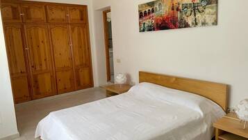 3 bedrooms, iron/ironing board, travel crib, WiFi