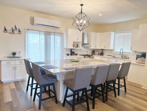 Großer Kühlschrank, Mikrowelle, Ofen, Herdplatte