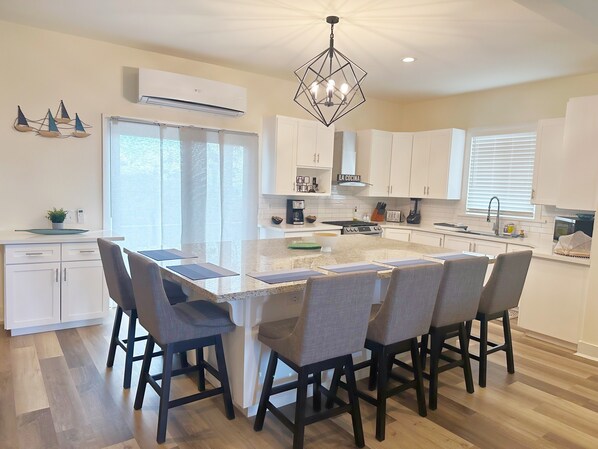 Full-sized fridge, microwave, oven, stovetop