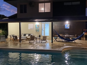 Una piscina al aire libre