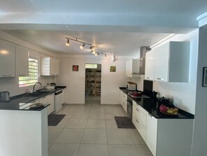 Fridge, microwave, oven, stovetop - VILLA SWIMMINGPOOL AND SEASIDE 4 bedrooms 3 bathrooms (Remire-Montjoly)