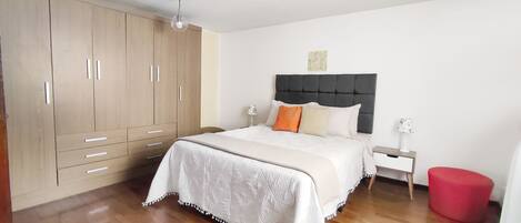 2 slaapkamers, een strijkplank/strijkijzer, gratis wifi, beddengoed