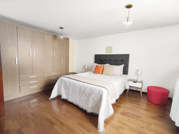 2 habitaciones, tabla de planchar con plancha y wifi gratis 