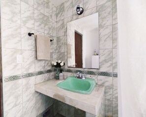 Secadora de cabello, toallas, jabón, shampoo 