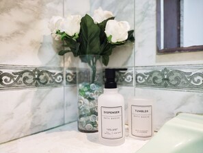 Haartrockner, Handtücher, Seife, Shampoo