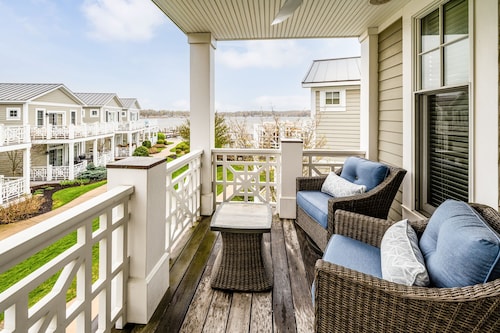Waterfront Condo, Pool, Walk to Downtown