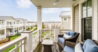 Waterfront Condo, Pool, Walk to Downtown