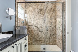 Douche, séchoir à cheveux, serviettes fournies, savon