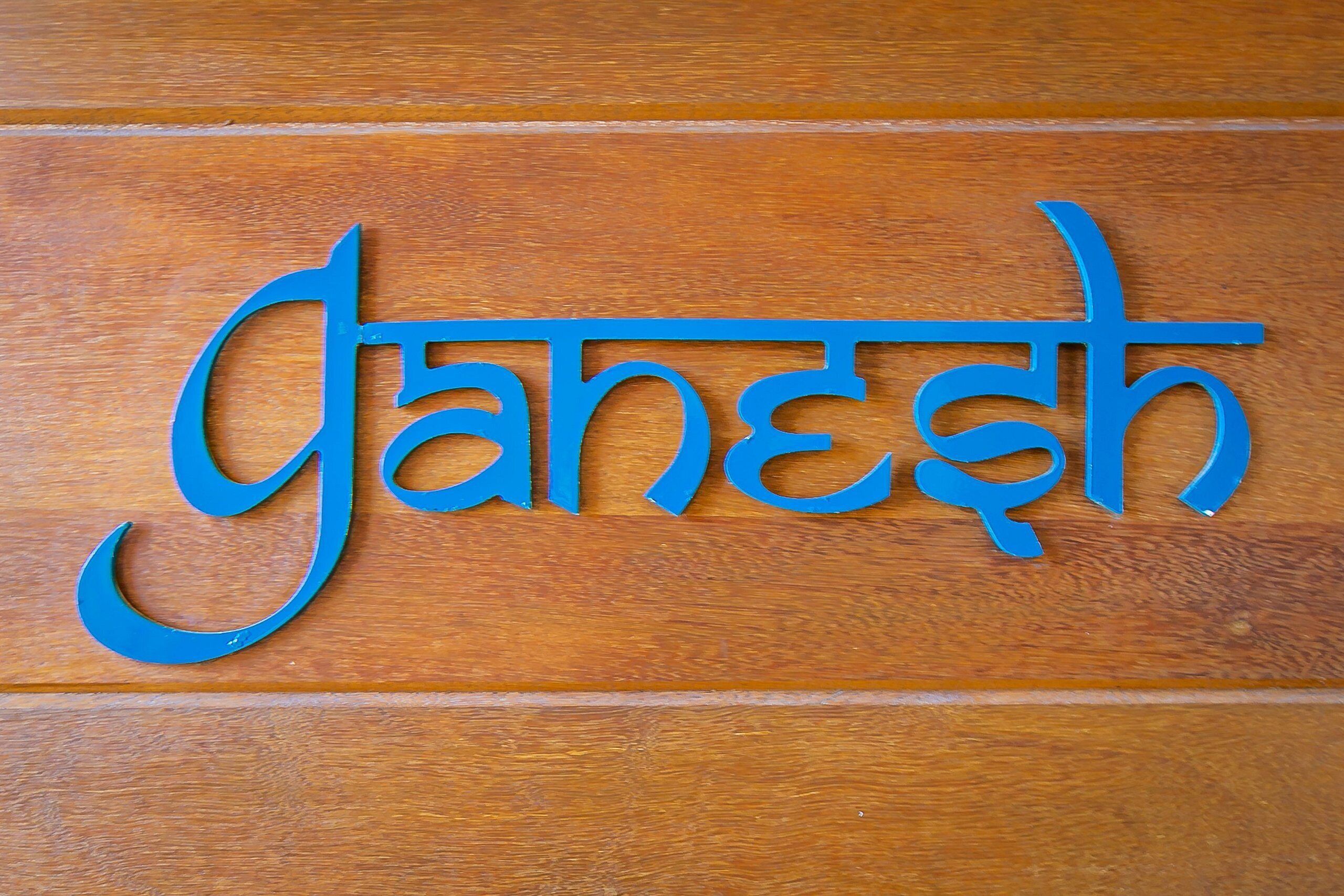 Un panel de madera con la palabra 'Janesmith' escrita en letras azules.