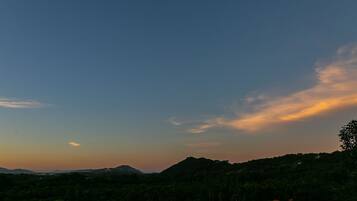 Cielo despejado con una cadena montañosa al fondo.