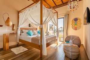 Suíte Kundalini com Ofurô de Imersão na Varanda | 1 quarto, roupas de cama premium, escrivaninha, cortinas blackout