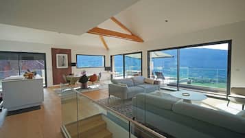 TV connectée, livres, chaßne hi-fi, écrans d'ordinateur