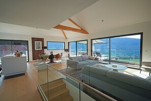 Smart TV, books, stereo, computer monitors - Magnificent Takapuna Loft with lake and mountain views (Saint-Eustache)