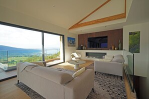 Le loft Takapuna avec ses grandes baies vitrées donnant sur le lac d'Annecy.